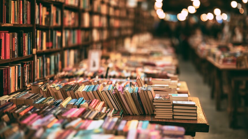 Закупиться книгами и пообщаться с писателями: 5 мероприятий выходных для истинных книголюбов - Новости Калининграда | Иллюстрация: Алиса Игонина / «Клопс»