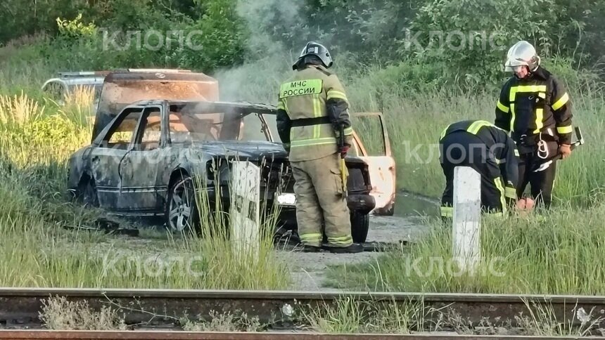 В Гусеве рядом с железной дорогой взорвался и сгорел Mercedes - Новости Калининграда | Фото очевидцев
