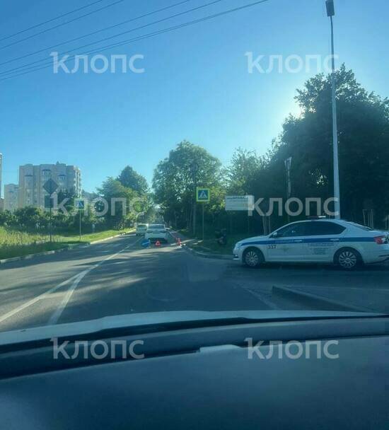«Водитель сидел на обочине и переживал»: на Батальной легковушка сбила женщину на зебре — очевидцы - Новости Калининграда | Фото: очевидцы