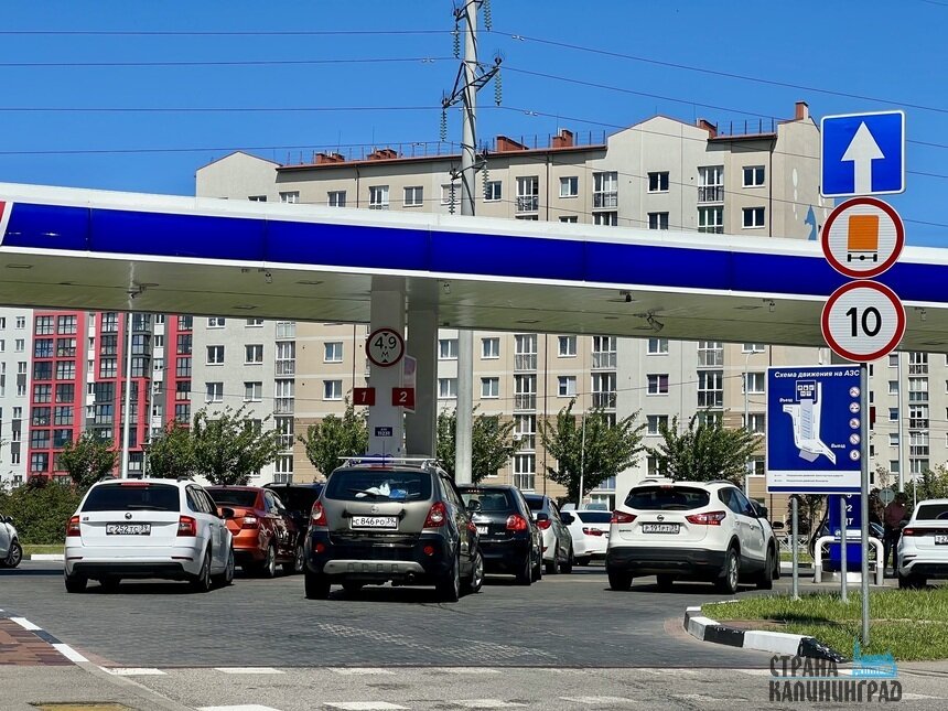 На выходных на некоторых АЗС за бензином была очередь | Фото: Оксана Сазонова