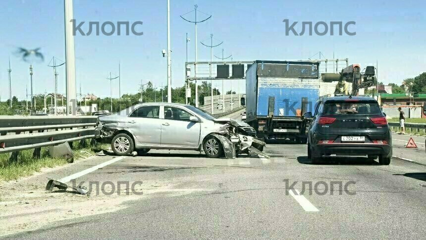 Машину било об отбойники: на Северном обходе из-за аварии образовалась километровая пробка - Новости Калининграда | Фото очевидцев