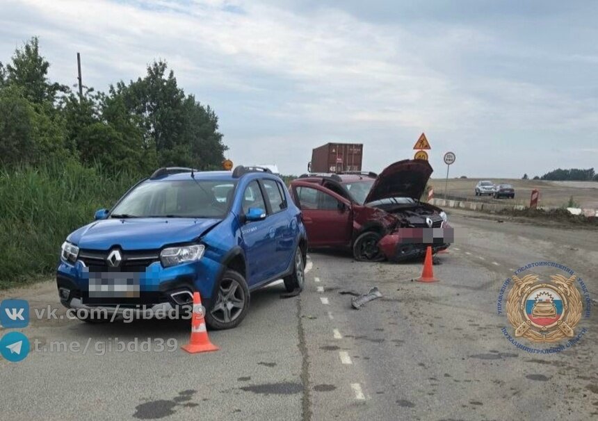 В Калининграде машина врезалась в грузовик и отлетела в другую легковушку - Новости Калининграда | Фото: сообщество Госавтоинспекции Калининградской области / «ВКонтакте»