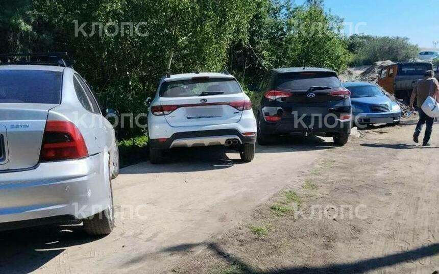 Придумали парковку: в Янтарном водители облюбовали свежий участок велодорожки «От косы до косы» (фото) - Новости Калининграда | Фото: очевидцы