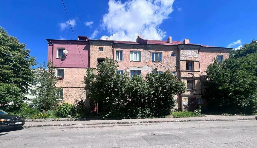 В аварийном здании находятся 12 квартир. | Фото автора