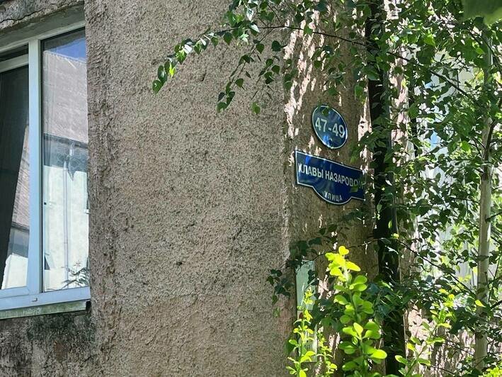 В подвале здания постоянно стоит вода, а протекающий рядом ручей подмывает фундамент. | Фото автора