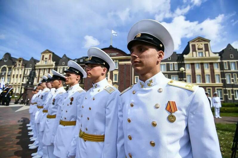 Танцы в белом: как в Калининграде прошёл выпускной у нахимовцев (фоторепортаж) - Новости Калининграда | Фото: Александр Подгорчук / «Клопс»