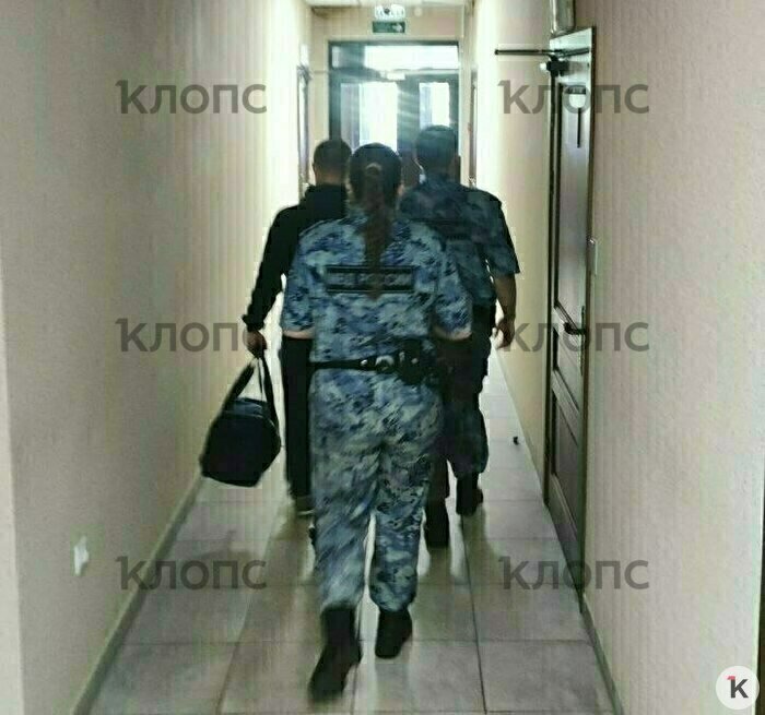 После приговора осуждённого увели в наручниках под конвоем  | Фото: Сергей 