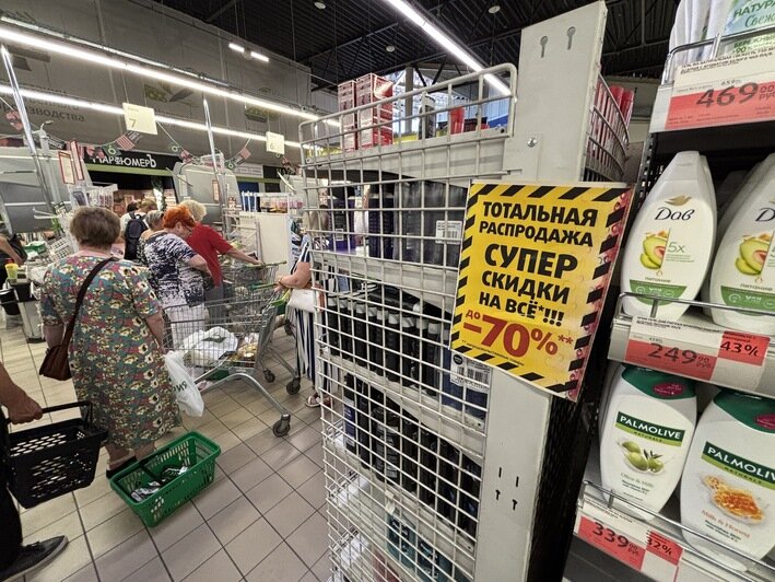 В тележки летело всё без разбору: как «Виктория» на Калинина пережила тотальную распродажу (фоторепортаж) - Новости Калининграда | Фото: Александр Подгорчук / «Клопс»