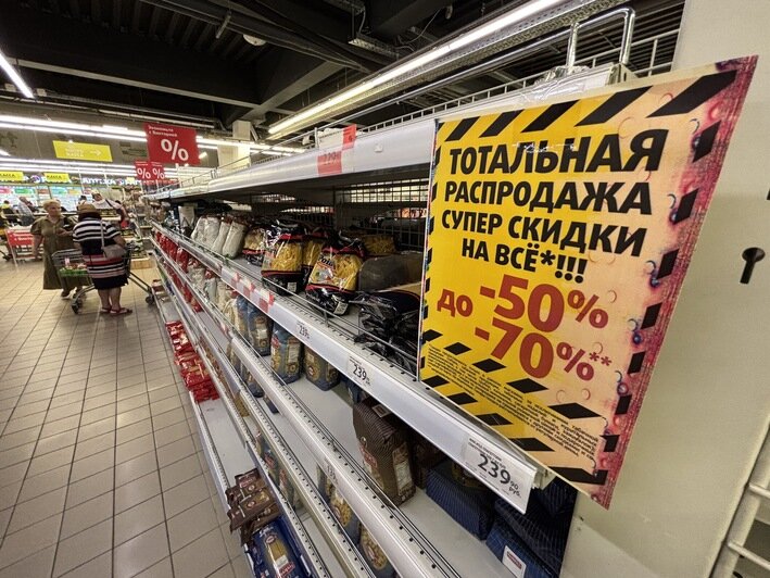 В тележки летело всё без разбору: как «Виктория» на Калинина пережила тотальную распродажу (фоторепортаж) - Новости Калининграда | Фото: Александр Подгорчук / «Клопс»