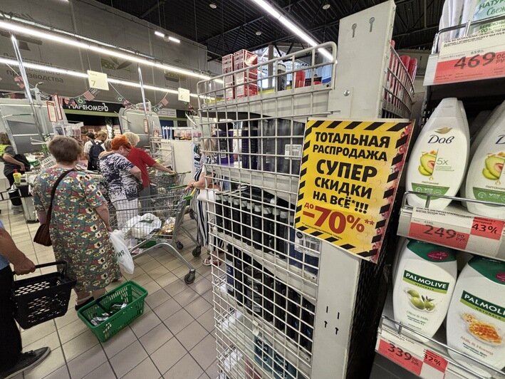 В тележки летело всё без разбору: как «Виктория» на Калинина пережила тотальную распродажу (фоторепортаж) - Новости Калининграда | Фото: Александр Подгорчук / «Клопс»