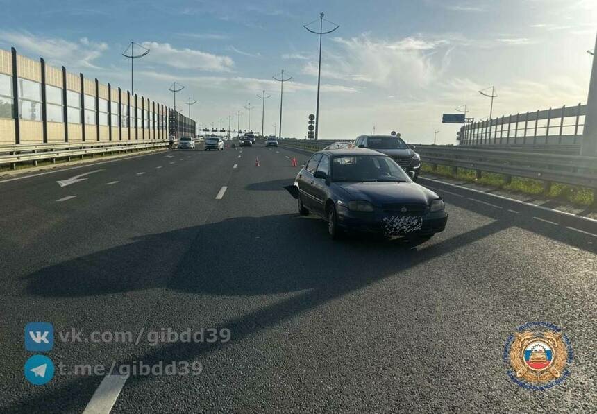 Два человека пострадали: стали известны подробности аварии на окружной, где посреди дороги видели разбитую машину - Новости Калининграда | Фото: канал Госавтоинспекции Калининградской области / Телеграм