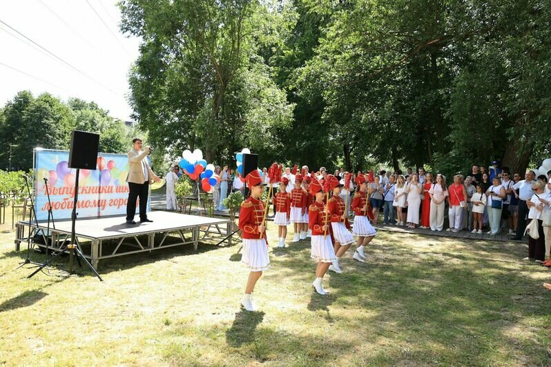 В Калининграде выпускники-медалисты высадили 150 кустов сирени у Летнего озера - Новости Калининграда | Фото предоставлено администрацией Калининграда