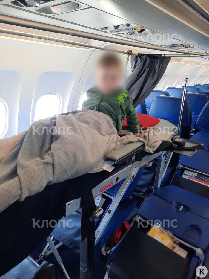 Павлику организовали перелёт на специализированных местах для лежачих больных | Фото: предоставила мама мальчика