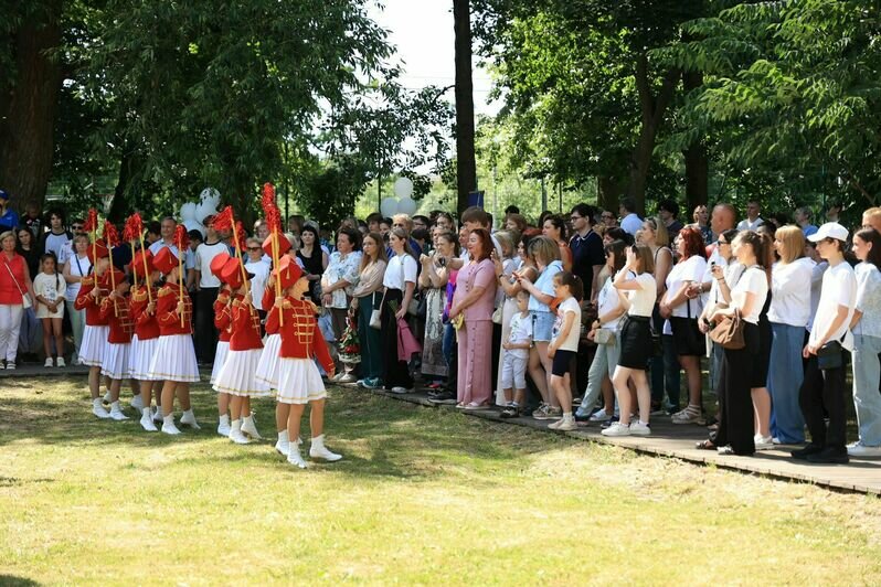 В Калининграде выпускники-медалисты высадили 150 кустов сирени у Летнего озера - Новости Калининграда | Фото предоставлено администрацией Калининграда