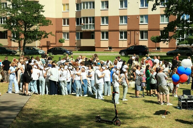 В Калининграде выпускники-медалисты высадили 150 кустов сирени у Летнего озера - Новости Калининграда | Фото предоставлено администрацией Калининграда