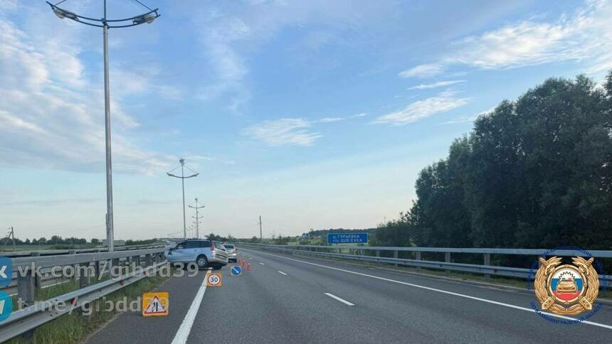 На Приморском кольце Citroën пробил металлический отбойник и застрял - Новости Калининграда | Фото: Госавтоинспекция Калининградской области