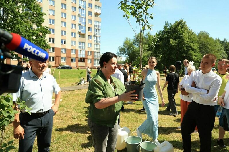В Калининграде выпускники-медалисты высадили 150 кустов сирени у Летнего озера - Новости Калининграда | Фото предоставлено администрацией Калининграда