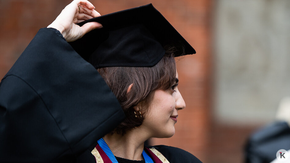«Вы — наследники созидательного духа»: губернатор Алексей Беспрозванных поздравил выпускников БФУ (фоторепортаж) - Новости Калининграда | Фото: Александр Подгорчук / «Клопс»