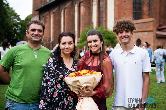Выпускной под сводами собора: остров Канта принял 2 885 выпускников (фоторепортаж)