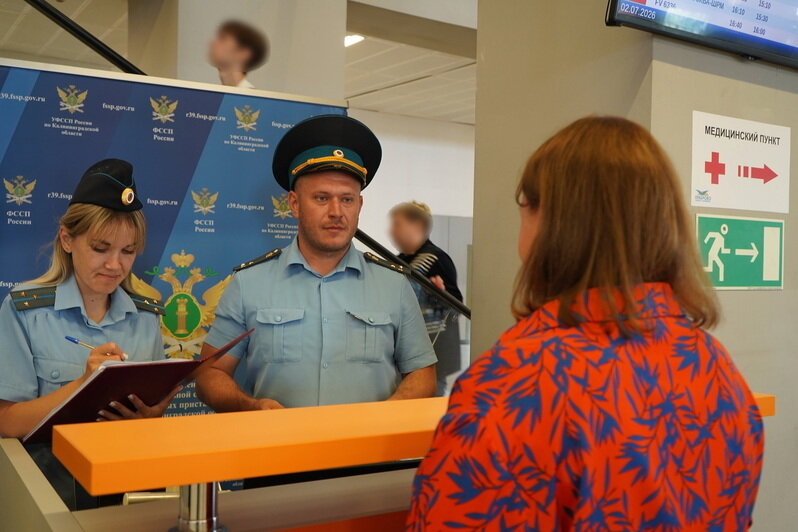 Приставы начали проверять долги у пассажиров в калининградском аэропорту - Новости Калининграда | Фото: пресс-служба УФССП России по Калининградской области