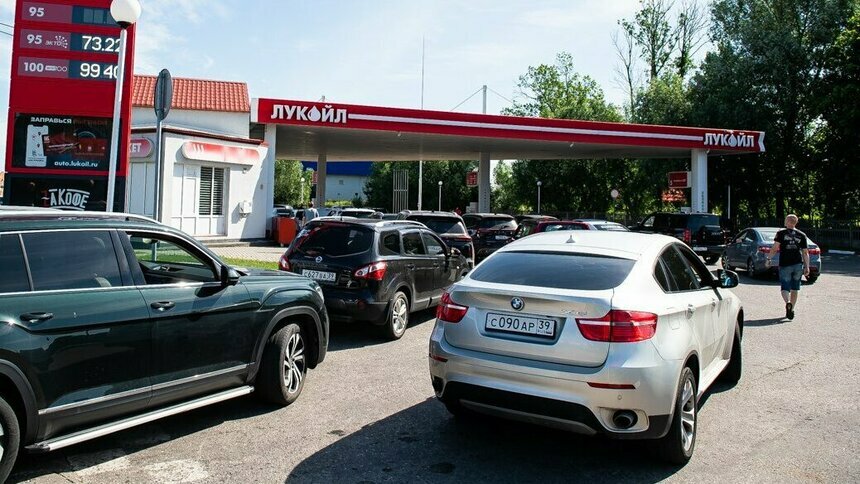 Заправка у старого кладбища похоронила движение на проспекте Мира - Новости Калининграда | Фото: Александр Подгорчук / «Клопс»