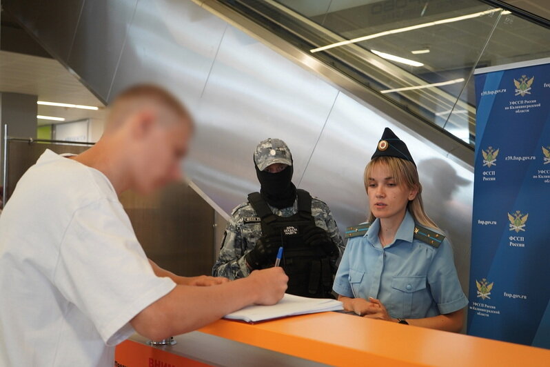 Приставы начали проверять долги у пассажиров в калининградском аэропорту - Новости Калининграда | Фото: пресс-служба УФССП России по Калининградской области