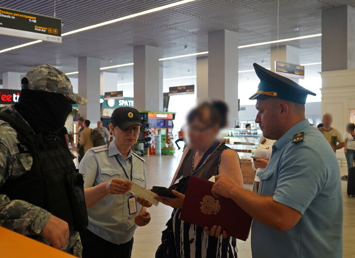 Приставы начали проверять долги у пассажиров в калининградском аэропорту - Новости Калининграда | Фото: пресс-служба УФССП России по Калининградской области