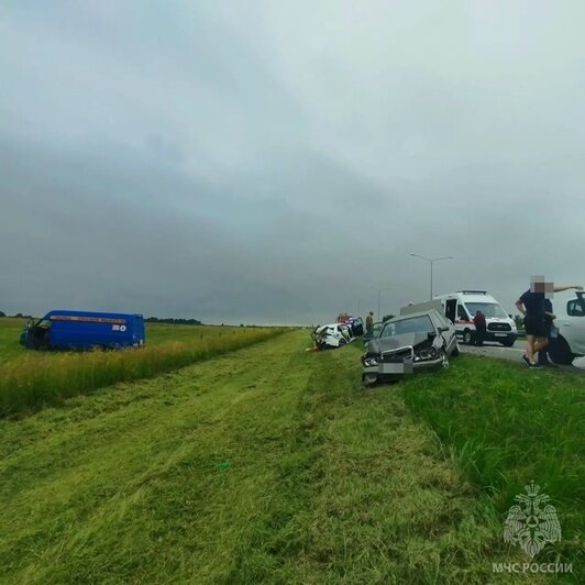 Под Гвардейском микроавтобус врезался в три припаркованные машины, пострадали четыре человека - Новости Калининграда | Фото: сообщество управления МЧС по Калининградской области / «ВКонтакте»