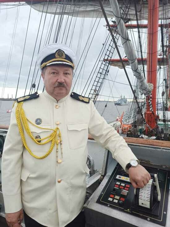 Капитан дальнего плавания Виктор Николин отвечает за всё происходящее на самом большом в мире учебном паруснике | Фото: архив героя публикации