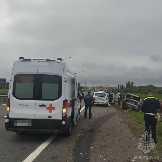 Под Гвардейском микроавтобус врезался в три припаркованные машины, пострадали четыре человека - Новости Калининграда | Фото: сообщество управления МЧС по Калининградской области / «ВКонтакте»