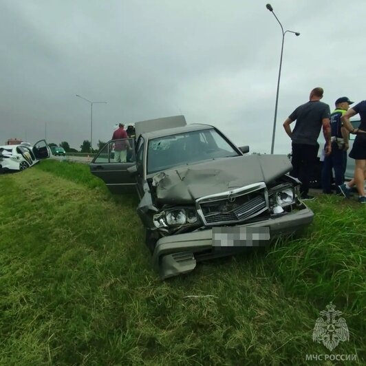 Под Гвардейском микроавтобус врезался в три припаркованные машины, пострадали четыре человека - Новости Калининграда | Фото: сообщество управления МЧС по Калининградской области / «ВКонтакте»