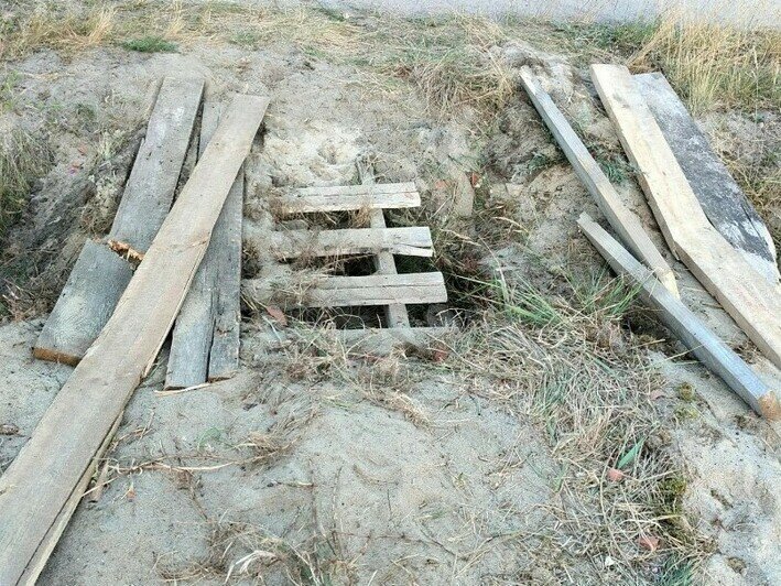 «Скоро всё раздолбают»: жители Балткосе выкопали у дюн рвы, чтобы не пускать машины туристов (фото) - Новости Калининграда | Фото: радио «Балтик Плюс»
