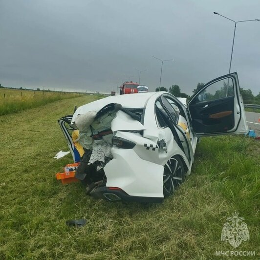 Под Гвардейском микроавтобус врезался в три припаркованные машины, пострадали четыре человека - Новости Калининграда | Фото: сообщество управления МЧС по Калининградской области / «ВКонтакте»