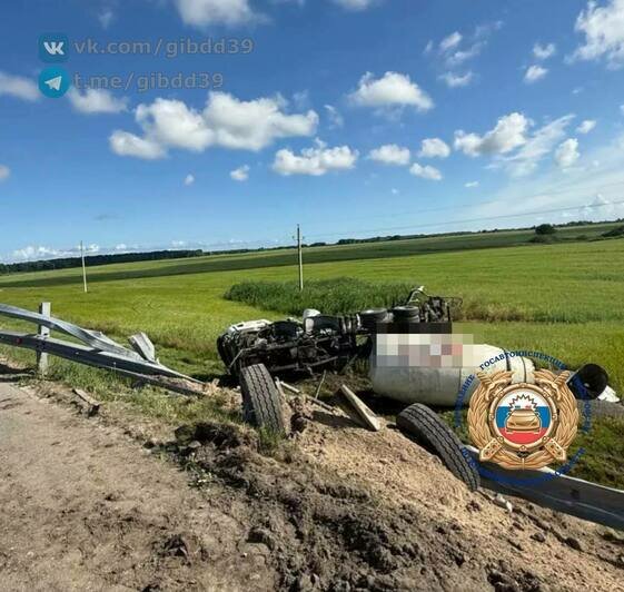 На Приморском кольце грузовик врезался в пустую легковушку и съехал в кювет - Новости Калининграда | Фото: Госавтоинспекция Калининградской области