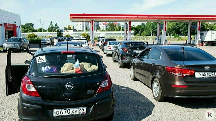 «Простояла 2 часа, чтобы заправить 2,8 литра»: представитель сети АЗС рассказал, сколько бензина заливают калининградцы - Новости Калининграда | Фото: Александр Подгорчук / Архив «Клопс»