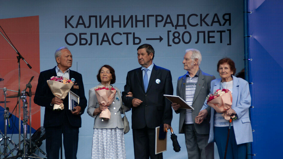 Медали «За любовь и верность» получили пары, которые прожили вместе 50 лет и больше. У одной из семей — 72 года совместной жизни. | Фото: Маргарита Юркова