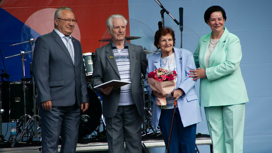 Медали «За любовь и верность» получили пары, которые прожили вместе 50 лет и больше. У одной из семей — 72 года совместной жизни. | Фото: Маргарита Юркова