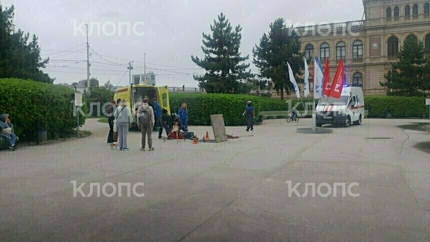 В центре Калининграда рабочий, который обслуживал фонтан, провалился в открытый люк - Новости Калининграда