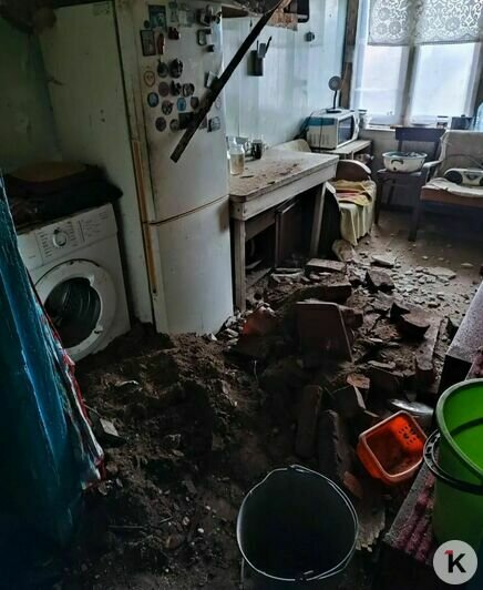 «Слава богу, мама ночевала у меня»: в жилом доме в Славском округе обвалился потолок (видео) - Новости Калининграда | Фото: Елена