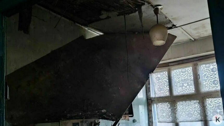 «Все несущие конструктивы — аварийные»: в ФКР оценили состояние дома в Славском округе, где провалился потолок   - Новости Калининграда | Фото: очевидец