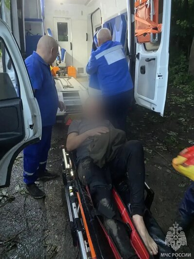 В Зеленоградском округе спасатели прошли с носилками 1,5 км, чтобы помочь неудачно упавшему в лесу рыбаку - Новости Калининграда | Фото: МЧС Калининградской области / «Макс»