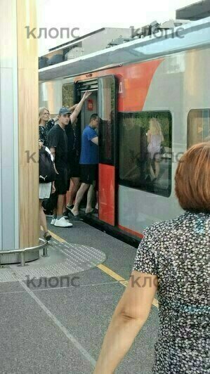 Состояние — шпроты в масле и собственном соку: отдохнувшие калининградцы штурмуют вечерние электрички - Новости Калининграда | Фото очевидцев