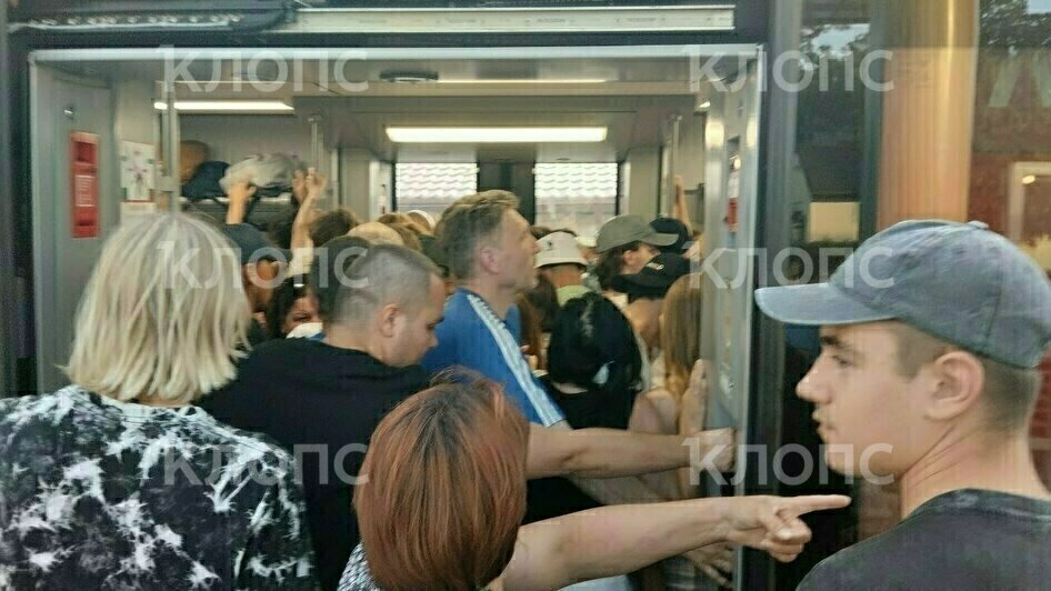 Состояние — шпроты в масле и собственном соку: отдохнувшие калининградцы штурмуют вечерние электрички - Новости Калининграда | Фото очевидцев