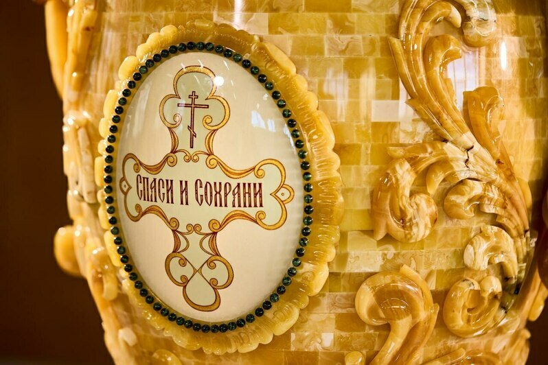 В Калининградской области к 80-летию региона создали самый большой в истории кубок из янтаря (фото) - Новости Калининграда | Фото: пресс-служба Калининградского янтарного комбината