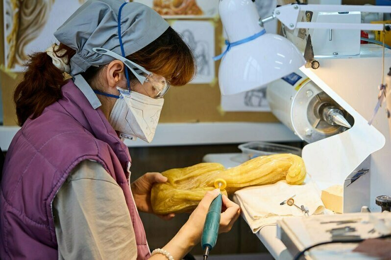 В Калининградской области к 80-летию региона создали самый большой в истории кубок из янтаря (фото) - Новости Калининграда | Фото: пресс-служба Калининградского янтарного комбината