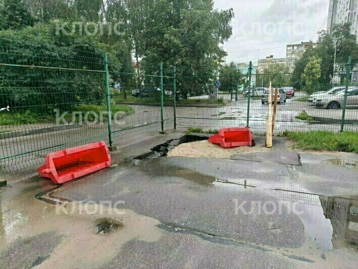«Машина чуть не ушла под землю»: калининградцы пожаловались на яму, которая два месяца зияет перед домом   - Новости Калининграда