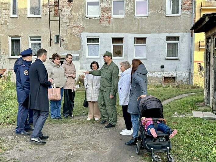 Дмитрий Канонеров на встрече с жителями аварийного дома в Черняховске | Фото: СУ СК России по Калининградской области 
