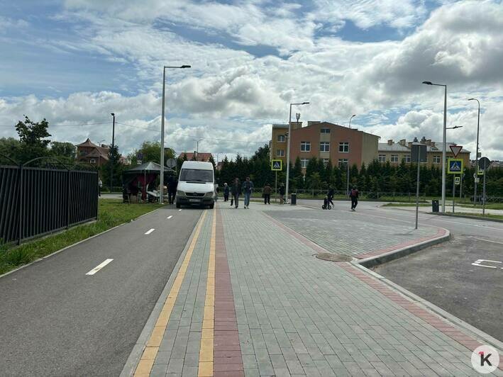 «Недавно сделали велодорожку — теперь там палатка»: калининградка пожаловалась на торговлю в районе Артиллерийской - Новости Калининграда | Фото: «Клопс»