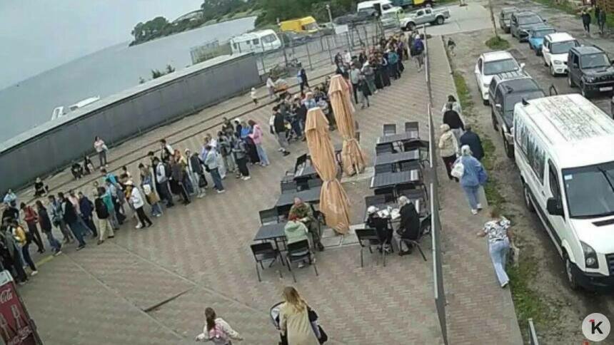 Очередь на паром на Балткосе вечером в среду была заметно больше обычного | Скриншот: камера видеонаблюдения / Сайт паромной переправы в Балтийске