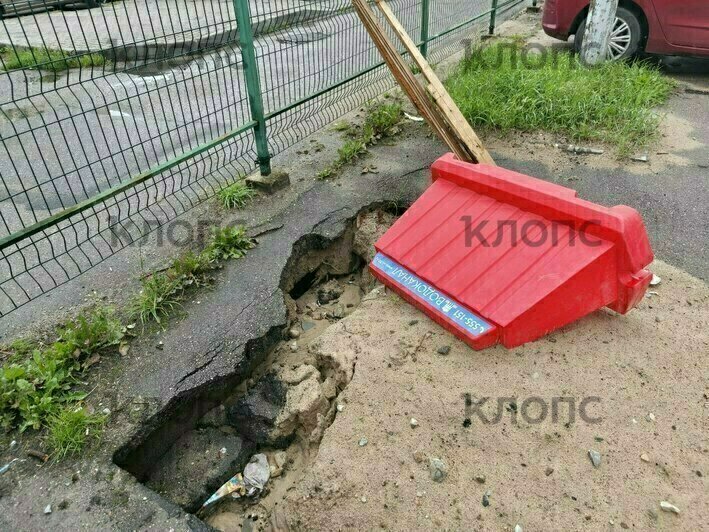 «Машина чуть не ушла под землю»: калининградцы пожаловались на яму, которая два месяца зияет перед домом   - Новости Калининграда